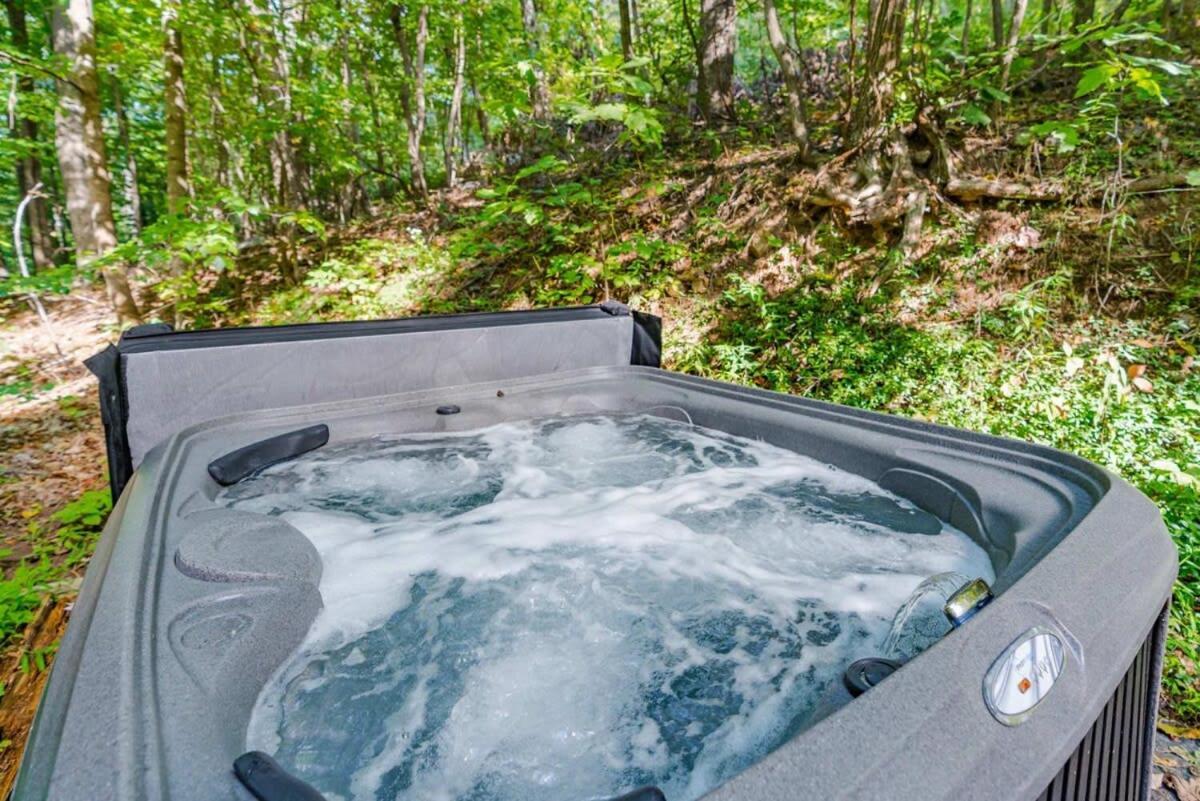 Modern Chalet Cabin W Hot Tub, Deck&Grill, & Wifi! Inwood Extérieur photo