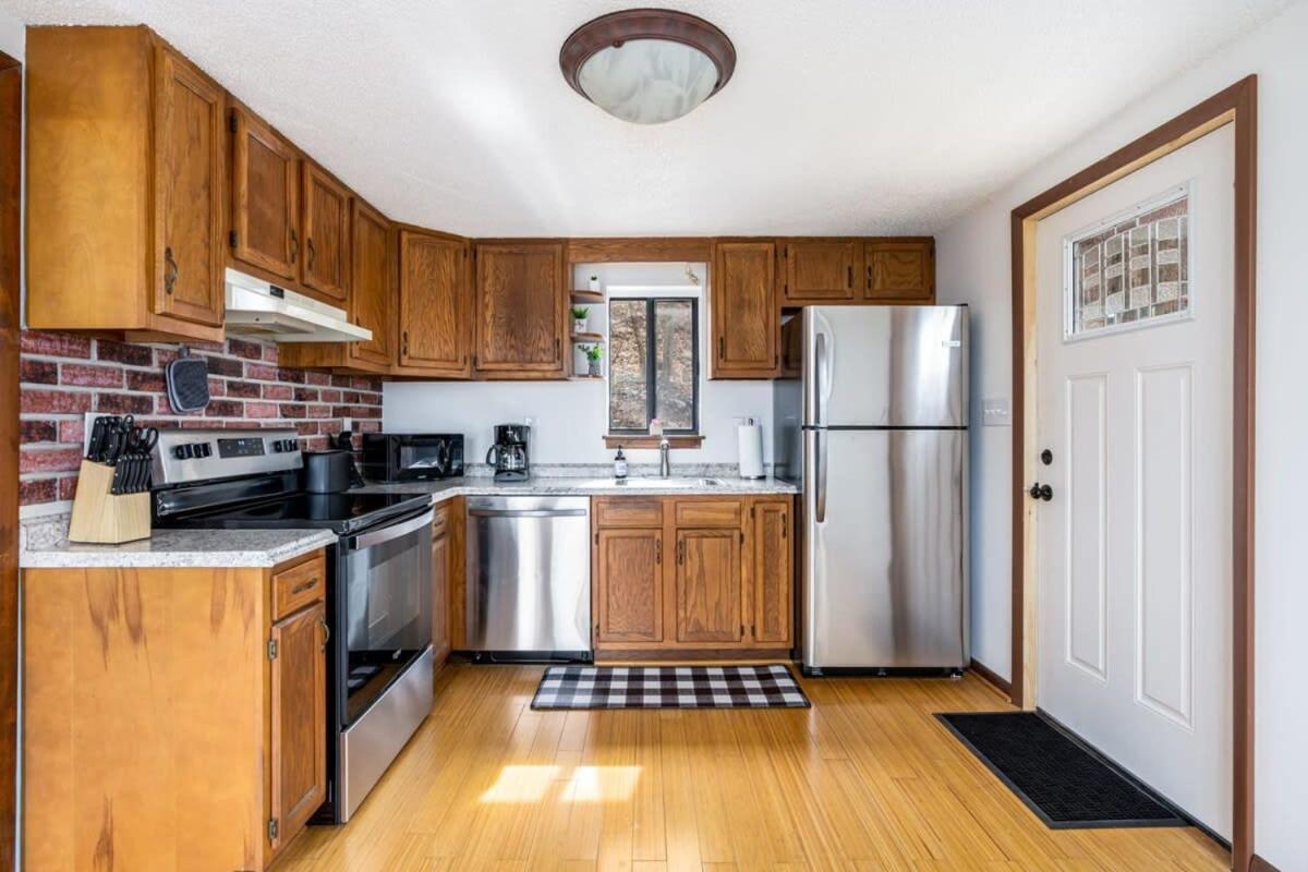Modern Chalet Cabin W Hot Tub, Deck&Grill, & Wifi! Inwood Extérieur photo
