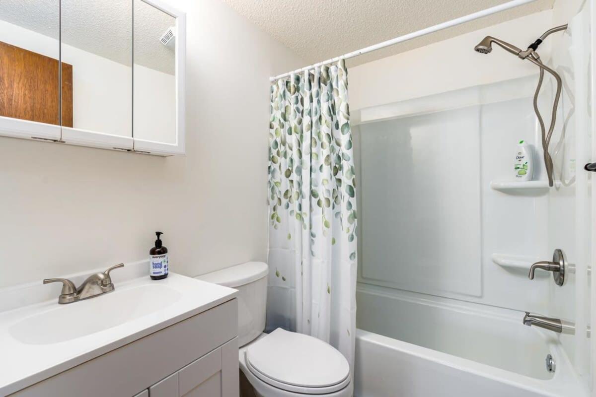 Modern Chalet Cabin W Hot Tub, Deck&Grill, & Wifi! Inwood Extérieur photo