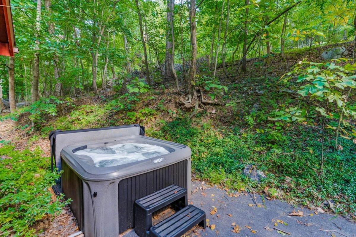 Modern Chalet Cabin W Hot Tub, Deck&Grill, & Wifi! Inwood Extérieur photo