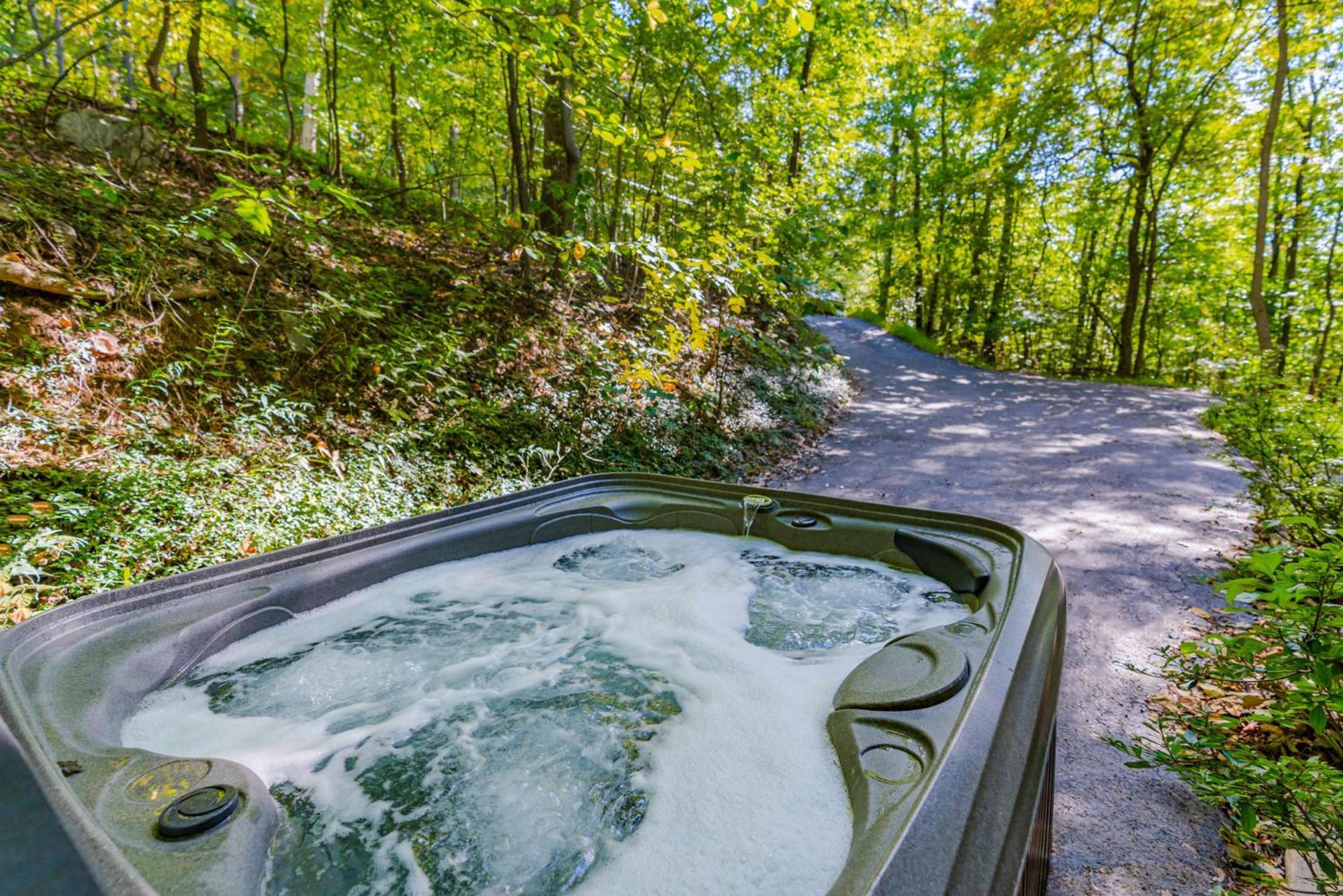 Modern Chalet Cabin W Hot Tub, Deck&Grill, & Wifi! Inwood Extérieur photo